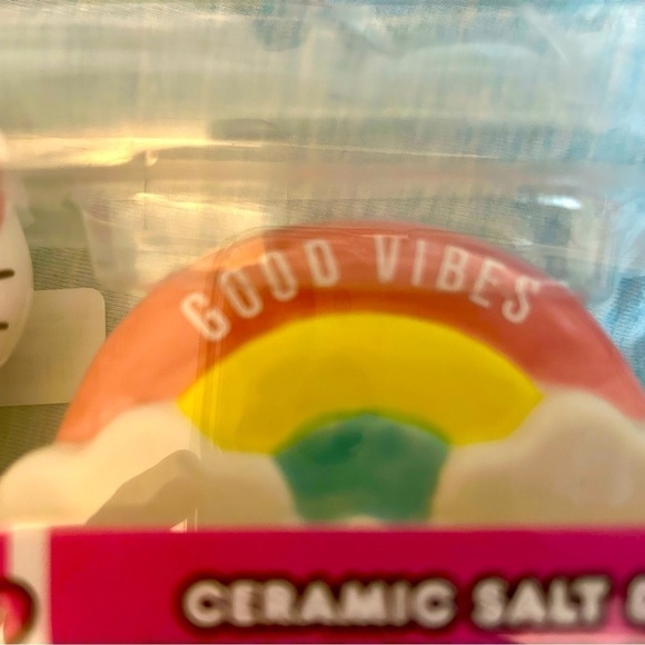 Hello Kitty Salt & Pepper Shaker - Picture 2 of 3